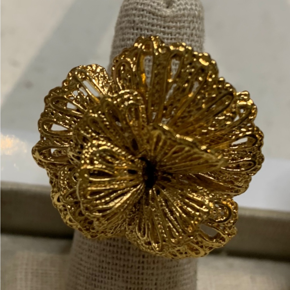 Adjustable gold flower ring